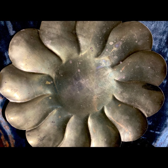 Large Vintage Brass Flower Shaped Charger | Tray Platter | Antiqued Patina - Picture 10 of 12